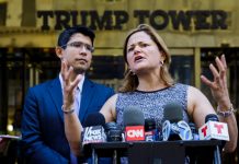 Líderes latinos protestan por comentarios “xenófobos” de Trump contra juez La portavoz del Concejo Municipal de Nueva York, la puertorriqueña Melissa Mark-Viverito (d), y el concejal mexicano Carlos Menchaca (i), ofrecen una rueda de prensa delante de la Torre Trump de Nueva York, Estados Unidos para denunciar los recientes ataques del candidato presidencial republicano a la Casa Blanca, Donald Trump, contra el juez Gonzalo Curiel.