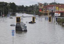 Fotografía facilitada por la Guardia Nacional de Luisiana hoy, 30 de agosto de 2017, mientras varios miembros de la Guardia trabajan para poner a salvo a los residentes, que corren peligro por las inundaciones causadas por el paso de la tormenta tropical Harvey, en Lake Charles, Luisiana