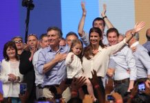 Oficialismo argentino vence en primarias, con reñido resultado ante Fernández El presidente argentino, Mauricio Macri (i), habla acompañado de la vicepresidenta de Argentina, Gabriela Michetti (d), tras conocer los primeros resultados de las elecciones primarias hoy, domingo 13 de agosto de 2017, en Buenos Aires (Argentina).