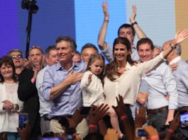 De las promesas a los hechos: Macri y las sólidas limitaciones económicas El presidente argentino, Mauricio Macri (i), habla acompañado de la vicepresidenta de Argentina, Gabriela Michetti (d), tras conocer los primeros resultados de las elecciones primarias hoy, domingo 13 de agosto de 2017, en Buenos Aires (Argentina).