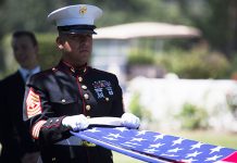 El presidente Donald Trump, participa en la ofrenda floral a los militares fallecidos en combate con motivo del Día de los Caídos, en el cementerio nacional de Arlington, Virginia.