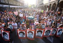 Miles de personas se manifestaron el sábado 26 de septiembre de 2015, en calles de la Ciudad de México para recordar el aniversario de la desaparición de 43 estudiantes de la Escuela Normal Rural de Ayotzinapa.