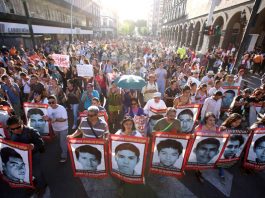 Miles de personas se manifestaron el sábado 26 de septiembre de 2015, en calles de la Ciudad de México para recordar el aniversario de la desaparición de 43 estudiantes de la Escuela Normal Rural de Ayotzinapa.