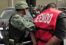 Los miembros del partido Fuerza Alternativa Revolucionaria del Común (FARC) Iván Márquez (c-i), Victoria Sandino (2-i), Jesús Santrich (i), Ricardo Tellez (c-d), Jairo Estrada (2-d) y Mauricio Jaramillo (d), participan durante una rueda de prensa luego de inscribir su partido ante el Consejo Nacional Electoral
