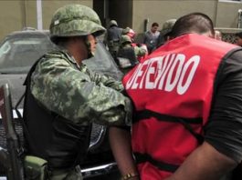 Convocan marchas en México para el domingo por unidad nacional y contra Trump Los miembros del partido Fuerza Alternativa Revolucionaria del Común (FARC) Iván Márquez (c-i), Victoria Sandino (2-i), Jesús Santrich (i), Ricardo Tellez (c-d), Jairo Estrada (2-d) y Mauricio Jaramillo (d), participan durante una rueda de prensa luego de inscribir su partido ante el Consejo Nacional Electoral
