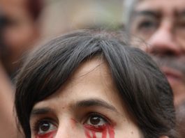 Miles de personas marcharon el sábado 26 de septiembre de 2015, en calles de Guadalajara, México para recordar el aniversario de la desaparición de 43 estudiantes de la Escuela Normal Rural de Ayotzinapa.