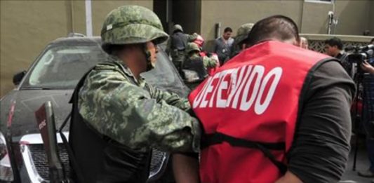 Los miembros del partido Fuerza Alternativa Revolucionaria del Común (FARC) Iván Márquez (c-i), Victoria Sandino (2-i), Jesús Santrich (i), Ricardo Tellez (c-d), Jairo Estrada (2-d) y Mauricio Jaramillo (d), participan durante una rueda de prensa luego de inscribir su partido ante el Consejo Nacional Electoral