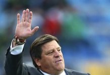 Miguel Herrera fue destituido de su cargo de seleccionador mexicano por el incidente de este lunes en el que golpeó a un periodista deportivo de televisión.