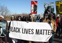 Cientos de personas marchan por la libertad y la igualdad entre razas en Washington, con motivo del Día de Martin Luther King, líder de los derechos civiles en Estados Unidos, en un año marcado por el resurgimiento del activismo contra el racismo.