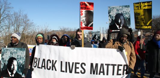 Cientos de personas marchan por la libertad y la igualdad entre razas en Washington, con motivo del Día de Martin Luther King, líder de los derechos civiles en Estados Unidos, en un año marcado por el resurgimiento del activismo contra el racismo.