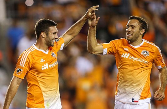 El peruano Andrés Mendoza anotó dos veces para que el Columbus Crew viniera de atrás para vencer 4-1 a los Rapids de Colorado El resultado sorpresa de la jornada lo protagonizaron el Dynamo de Houston, que por primera vez en los 25 partidos que ha disputado contra su rival tejano, el FC Dallas, venció por goleada histórica de 5-0.