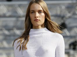 La Semana de la Moda de Nueva York arranca mañana con carácter reivindicativo Una modelo luce una creación de la colección otoño/invierno 2016 del diseñador estadounidense Tommy Hilfiger durante la Semana de la Moda de Nueva York.