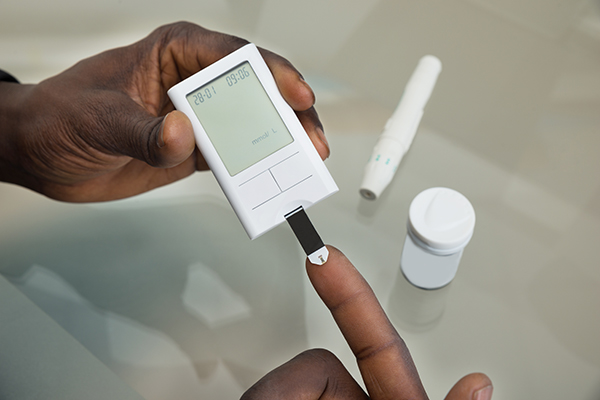 El uso de un gluc&oacute;metro o medidor de glucosa para vigilar y controlar el nivel de az&uacute;car en la sangre es parte de la vida diaria de millones de personas con diabetes.