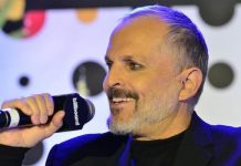 La periodista puertorriqueña María Celeste Arrarás posa con el galardón que recibió durante los Premios Tu Mundo
