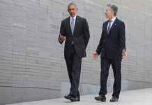 Obama admite que EE.UU. "tardó" en defender los derechos humanos en Argentina El presidente de Estados Unidos Barack Obama junto a su homólogo argentino Mauricio Macri realiza una ofrenda floral a las víctimas de la última dictadura militar en el Parque de la Memoria en Buenos Aires, Argentina.