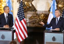 Obama viaja a Argentina con una nutrida agenda oficial El presidente de los Estados Unidos, Barack Obama (i), y su homólogo de Argentina, Mauricio Macri (d) en la Casa Rosada de Buenos Aires, Argentina. Obama prometió trabajar con su homólogo de Argentina, Mauricio Macri, en la "histórica transición" que está viviendo el país suramericano, al expresar su confianza en la "nueva dirección" que ha tomado esta nación.