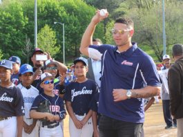 Con la presencia de Gary Sánchez Liga Paulino inicia temporada 2017 La esposa de Gary, Sahara, junto a Zulema Wiscovicth y Thania Salazar, recibieron ramilletes de flores que entregaron Emily Rufino y Peggy Guzmán (en los extremos).