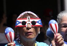 Una mujer con maracas durante la celebración del Desfile Nacional Puertorriqueño, en la Quinta Avenida de Nueva York.