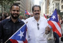 Actualmente los puertorriqueños en la isla no votan para representantes en el Congreso ni para presidente, por lo cual políticos puertorriqueños como Melissa Mark Viverito, vocera del Consejo de la Ciudad de Nueva York, ve en esta crisis una oportunidad para lograr el derecho al voto.