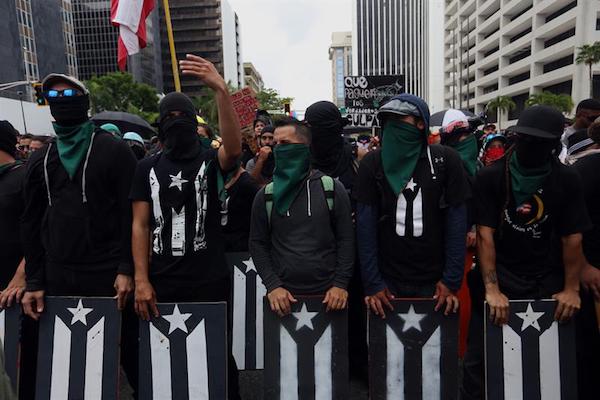 Manifestantes participan hoy, lunes 1 de mayo de 2017, en San Juan (Puerto Rico), durante el paro general contra los recortes, que coincide con el Primero de Mayo, Día Internacional del Trabajador.