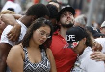 Una mujer deja flores en un monumento improvisado para las víctimas del tiroteo en la discoteca gay Pulse en Orlando.