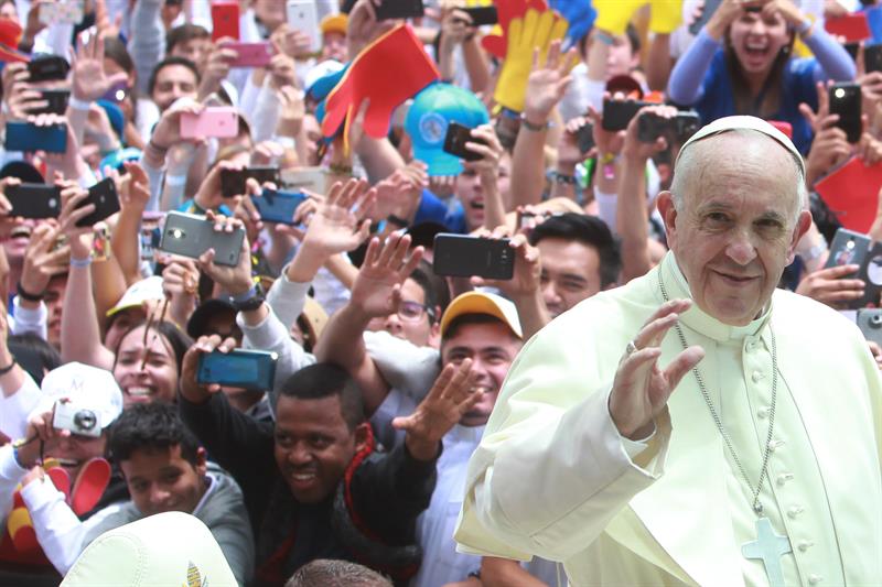  El papa Francisco saluda durante la audiencia general de los mi&eacute;rcoles en la Plaza de San Pedro del Vaticano.