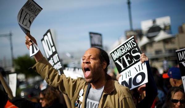Manifestantes se re&uacute;nen para protestar contra el presidente estadounidense Donald J. Trump durante su primera visita a la ciudad de Nueva York tras su toma de posesi&oacute;n hoy, jueves 4 de mayo de 2017, en Nueva York.