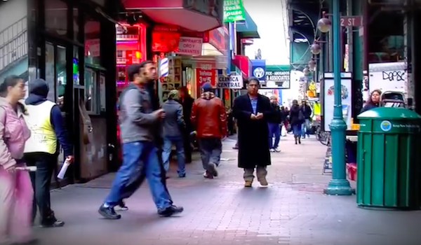 La avenida Roosevelt, en el noreste de Queens, es la arteria que atraviesa barrios como Elmhurst, Jackson Heights y Corona, en los que se concentra la mayor proporci&oacute;n de inmigrantes, y donde hablantes de espa&ntilde;ol, nepal&iacute;, tibetano, javan&eacute;s o indonesio comparten un mismo c&oacute;digo postal.