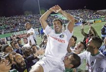 El jugador del Real Zaragoza, Cáceres, disputa un balón con el jugador del Real Madrid, Raúl González Blanco, durante el encuentro de Liga de Primera División disputado entre los dos equipos. Este fue el primer partido de Raúl en la división de honor española.