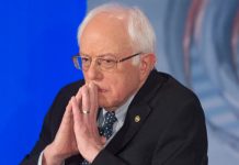 senador y candidato presidencial demócrata Bernie Sanders habla en una recepción para el Partido Demócrata de Michigan