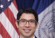 Carlos Menchaca: como alcalde lucharé por ustedes todos los días NUNCA MIENTA: no asegure que Ud. es un ciudadano estadounidense si no lo es, ni asegure que está viviendo legalmente en los EE.UU.