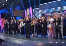 Don Francisco da un emotivo adiós en la última emisión de "Sábado Gigante" El presentador se mostró muy orgulloso de su equipo, al que agradeció su profesionalismo.