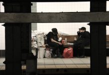 A pesar de que los porcentajes de mendicidad a nivel nacional disminuyeron en los últimos años, después de la escalada provocada por la recesión económica, Nueva York, junto con ciudades como Los Angeles y San Francisco han experimentado un incremento de mendigos.