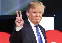 Trump habla a la prensa, en presencia de su esposa Melania Trump, antes de partir hacia Puerto Rico.