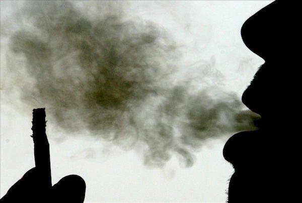 Nuevos hallazgos ponen de relieve los esfuerzos de la comunidad cient&iacute;fica por identificar los peligros potenciales de otro subproducto de los cigarrillos, que pueden burlar las precauciones de Miller y afectar a sus hijos: el &ldquo;humo de tercera mano&rdquo;. 