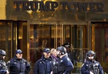 Mucha seguridad y algo de tensión frente a la torre Trump Integrantes de la policía de Nueva York atrapan a un hombre que escaló la torre Trump hoy, miércoles 10 de agosto de 2016, en la Quinta Avenida de Nueva York (EE.UU.). Un hombre escaló hoy durante más de dos horas la fachada de la torre Trump, en la Quinta Avenida de Nueva York y residencia del candidato republicano a la Presidencia de EE.UU., Donald Trump, hasta que fue atrapado por la Policía.