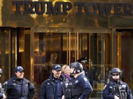 Mucha seguridad y algo de tensión frente a la torre Trump Integrantes de la policía de Nueva York atrapan a un hombre que escaló la torre Trump hoy, miércoles 10 de agosto de 2016, en la Quinta Avenida de Nueva York (EE.UU.). Un hombre escaló hoy durante más de dos horas la fachada de la torre Trump, en la Quinta Avenida de Nueva York y residencia del candidato republicano a la Presidencia de EE.UU., Donald Trump, hasta que fue atrapado por la Policía.