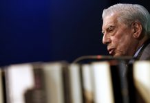El escritor Mario Vargas Llosa, durante una entrevista con Efe en su residencia actual, la casa que comparte en Puerta de Hierro (Madrid) con su pareja, Isabel Preysler,.
