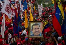 Simpatizantes del líder opositor venezolano Leopoldo López muestran sobres con firmas para solicitar el proceso de referendo revocatorio presidencial en Caracas (Venezuela).