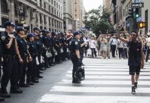 Manifestantes de "Black Lives Matter" (Las vidas negras importan) marchan en Nueva York.