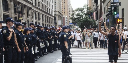 Manifestantes de "Black Lives Matter" (Las vidas negras importan) marchan en Nueva York.