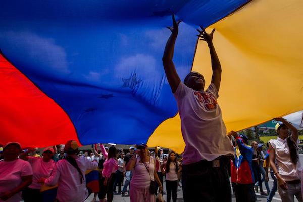 Un grupo de personas participa en una manifestaci&oacute;n hoy, domingo 7 de mayo del 2017, en la ciudad de Caracas (Venezuela). 