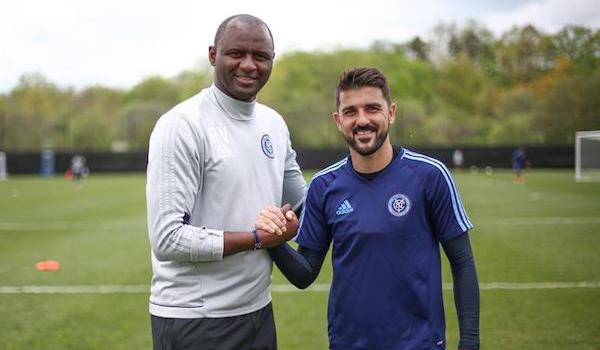 Fotografía de divulgación que muestra al veterano delantero español David Villa (d) junto al entrenador principal del New York City FC, Patrick Vieira (i) en Nueva York.