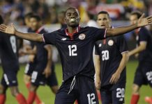 Dimite el director del Museo Metropolitano de Nueva York tras duras críticas El delantero costarricense Joel Campbell celebra después de anotar un gol durante un partido amistoso entre Estados Unidos y Costa Rica en la Red Bull Arena de Harrison, Nueva Jersey.