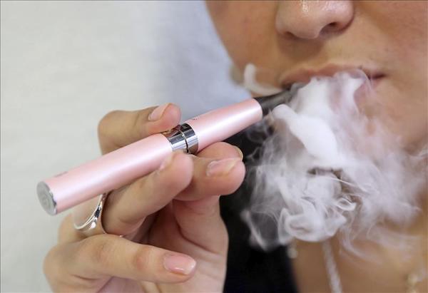 La Legislación Incluye a los Cigarrillos Electrónicos en las reglamentaciones de la Ley para un Aire Limpio en Interiores para Proteger la Salud Pública.
