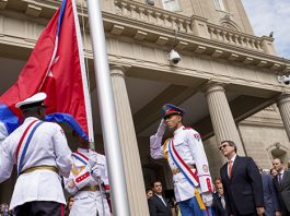 Al menos 10 muertos en Cuba tras el paso de huracán Irma Un hombre nada por una calle inundada de la capital el domingo 10 de septiembre del 2017, en La Habana, Cuba.