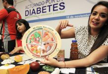 Una mujer degustando un panetón (pan dulce), hecho con harina de hojas de coca, que los cocaleros bolivianos pusieron a la venta para esta Navidad, nuevo producto de la industrialización de la planta que los narcotraficantes usan para fabricar cocaína.