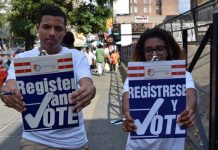 Dominicanos USA registra más de 100,000 votantes en Nueva York Brunilda Santana inscribe a un individuo.