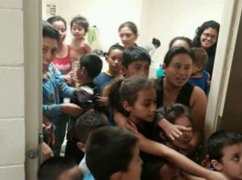 Expertos advierten que EEUU puede separar familias migrantes para procesarlas La Comisión de Derechos Civiles de EE.UU. instó al Gobierno y al Congreso a acabar con la detención de menores y mujeres con niños, así como a mejorar las garantías de que los detenidos al cruzar la frontera sean tratados con respeto a los más básicos estándares.