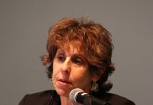 Buscan que más obras latinas lleguen a Broadway Phyllis Coven advirtió que hay personas que llaman a los inmigrantes haciéndose pasar por agentes de USCIS.